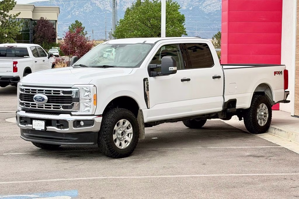2023 White Ford Super Duty F-350 SRW XLT 4X4 Truck