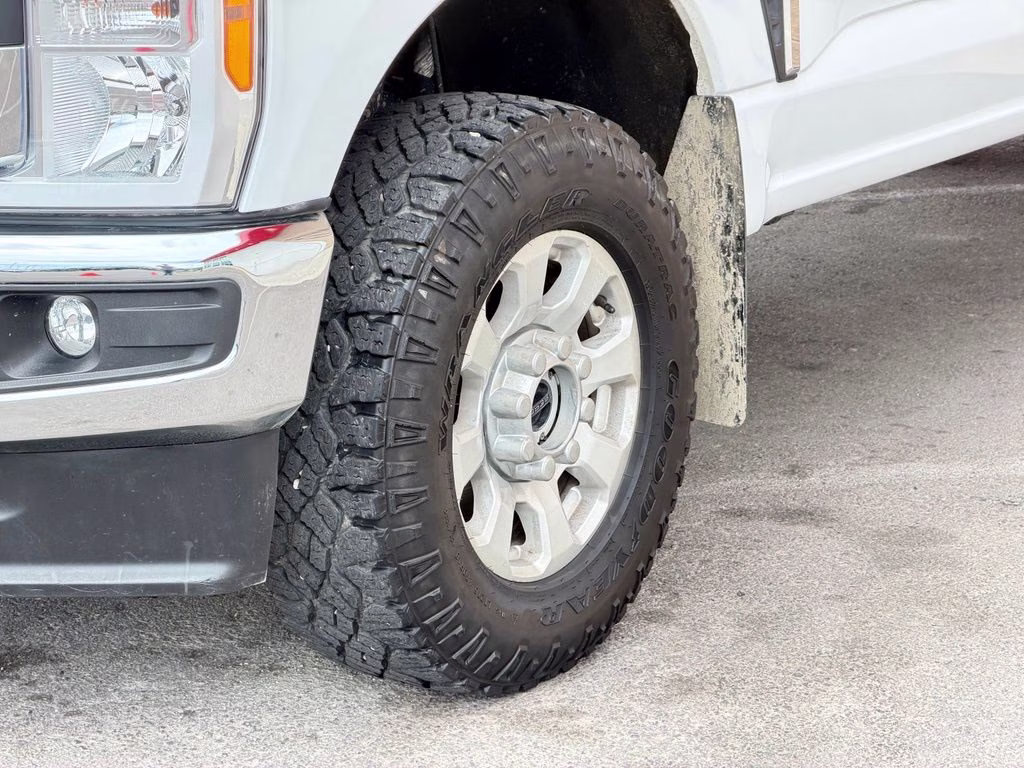 2023 White Ford Super Duty F-350 SRW XLT 4X4 Truck