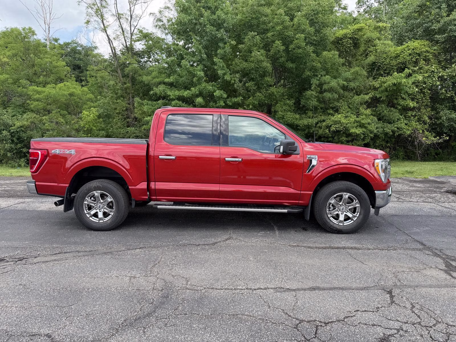 2023 Hot Pepper Red Metallic Tinted Clearcoat Ford F-150 XLT 4X4 Truck