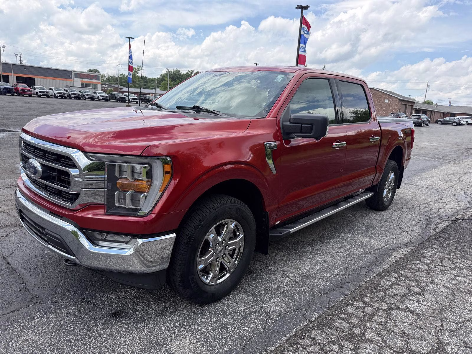 2023 Hot Pepper Red Metallic Tinted Clearcoat Ford F-150 XLT 4X4 Truck