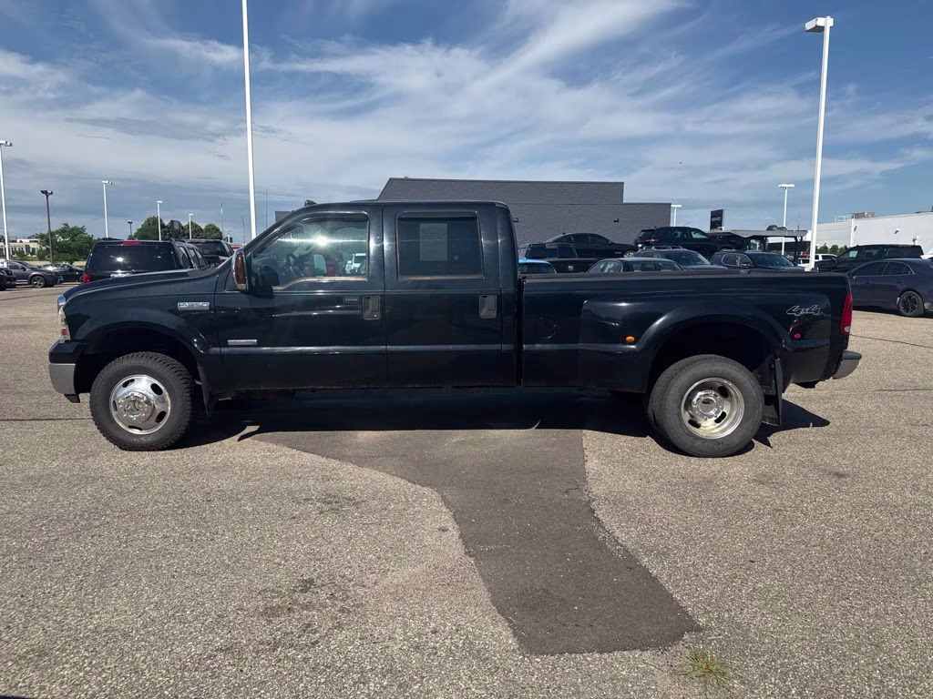 2006 Black Clearcoat Ford Super Duty F-350 DRW Lariat 4X4 Truck