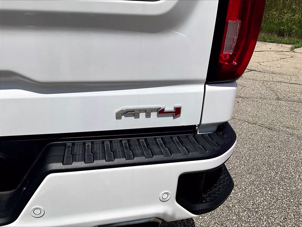 2023 Summit White GMC Sierra 1500 AT4 4X4 Truck