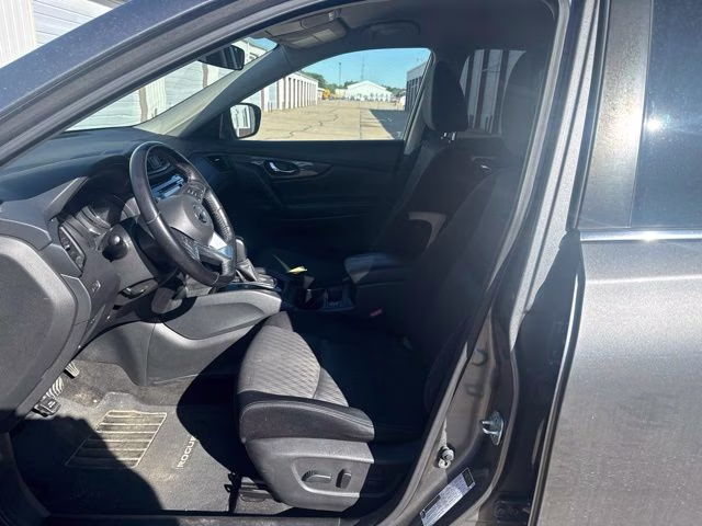 2017 Gun Metallic Nissan Rogue SV AWD SUV
