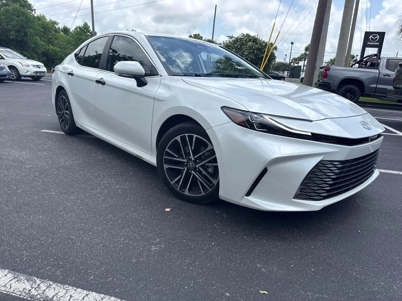 2025 Wind Chill Pearl Toyota Camry XLE FWD Sedan