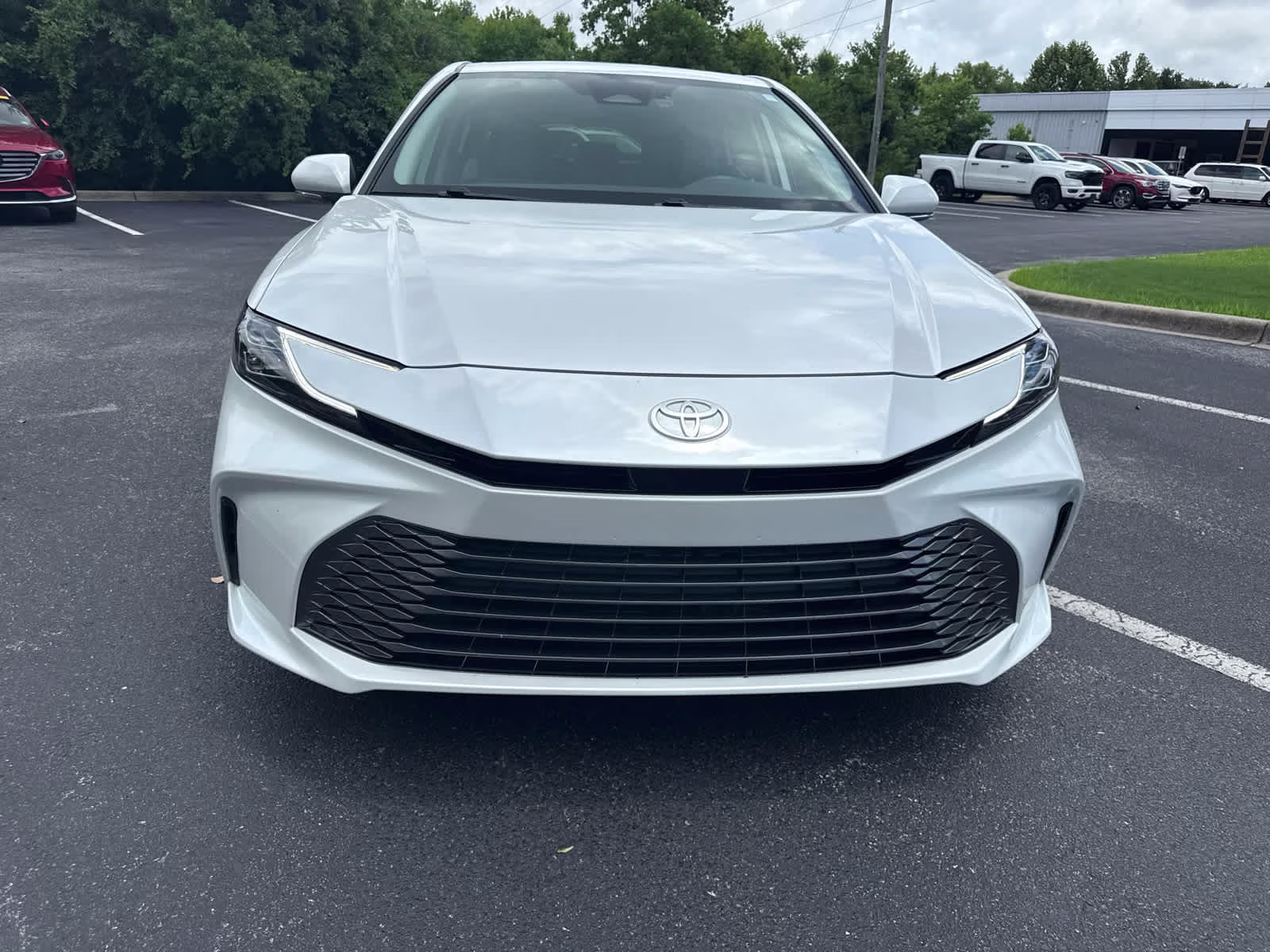 2025 Wind Chill Pearl Toyota Camry XLE FWD Sedan