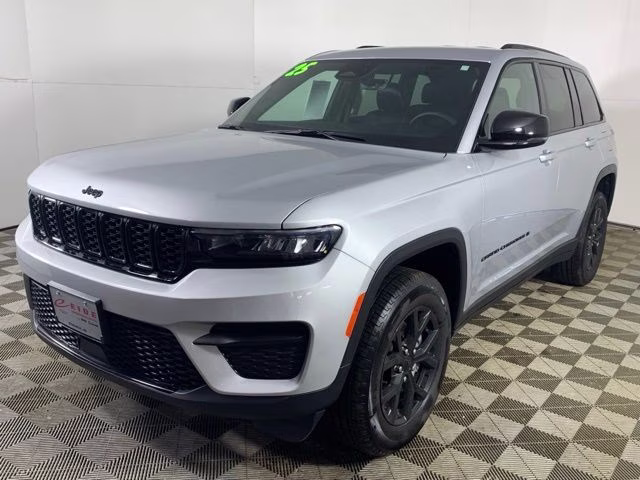 2025 Silver Zynith Jeep Grand Cherokee Altitude 4X4 SUV