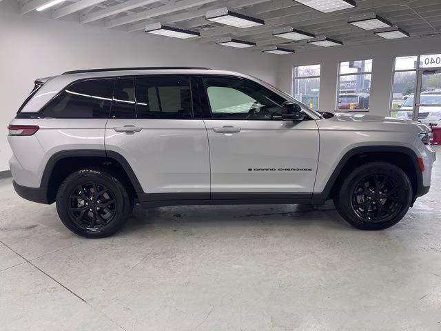 2025 Silver Jeep Grand Cherokee Altitude 4X4 SUV