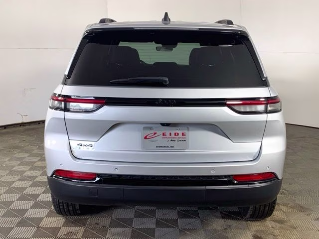 2025 Silver Zynith Jeep Grand Cherokee Altitude 4X4 SUV