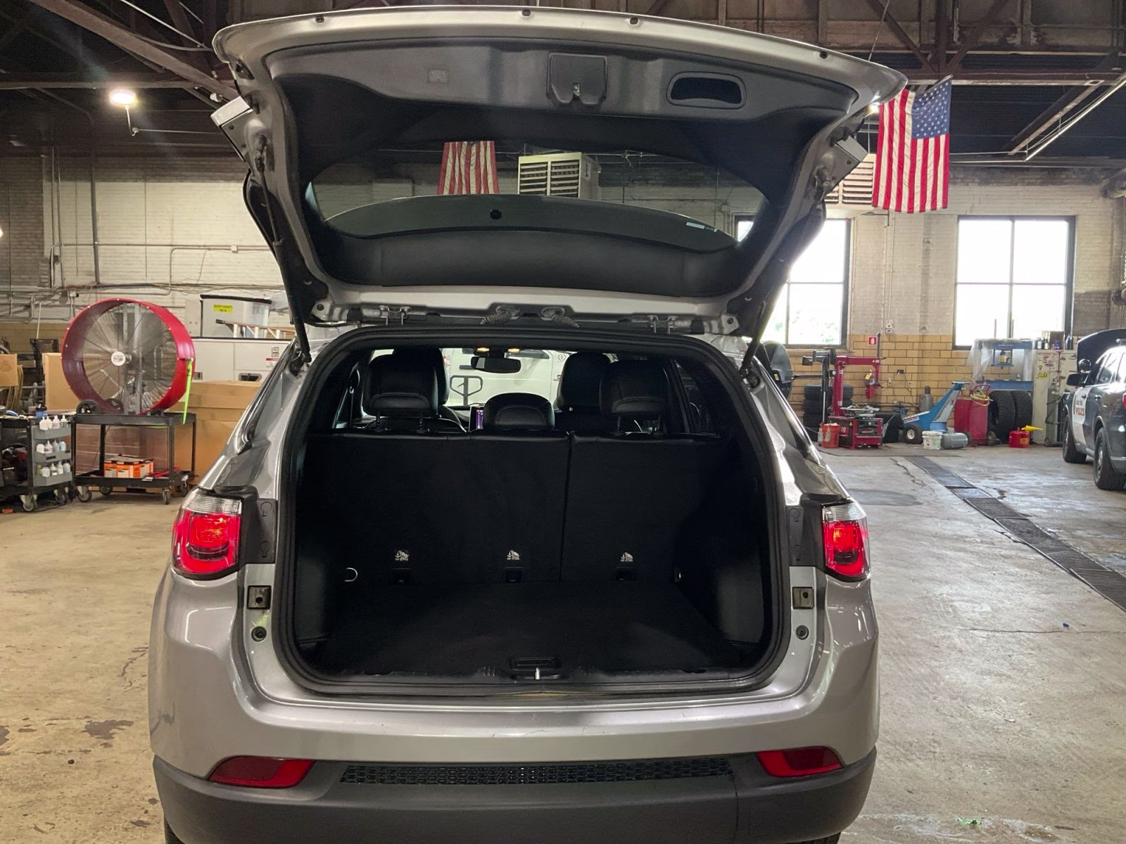 2023 Billet Silver Metallic Clearcoat Jeep Compass Latitude Lux 4X4 SUV