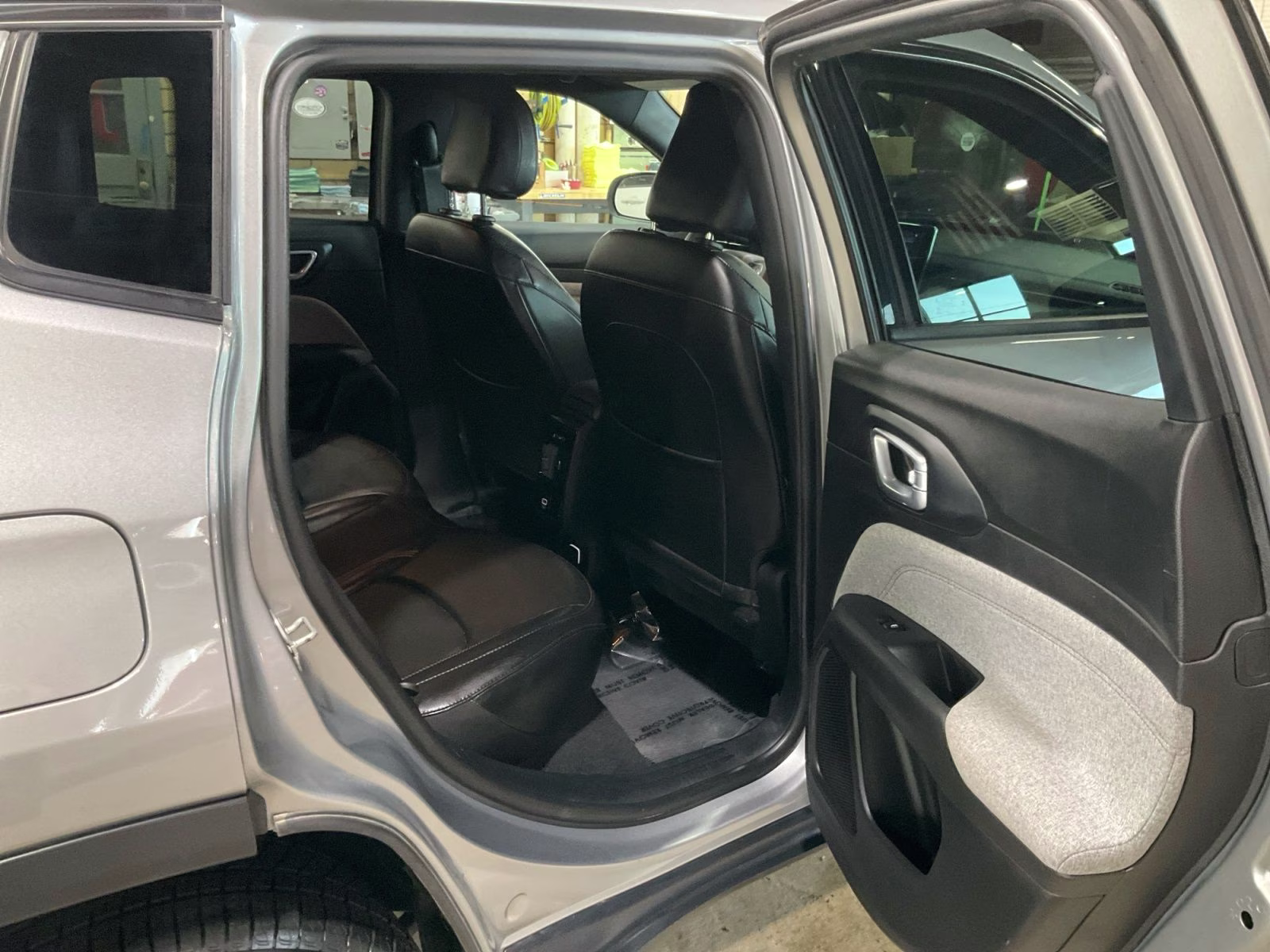 2023 Billet Silver Metallic Clearcoat Jeep Compass Latitude Lux 4X4 SUV