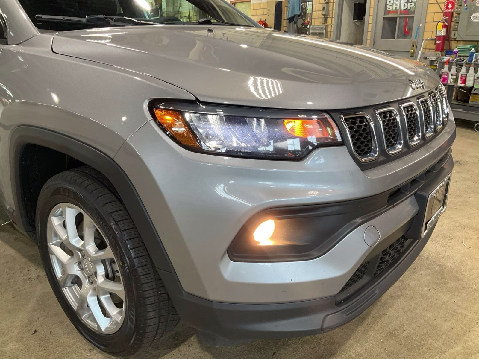 2023 Billet Silver Metallic Clearcoat Jeep Compass Latitude Lux 4X4 SUV