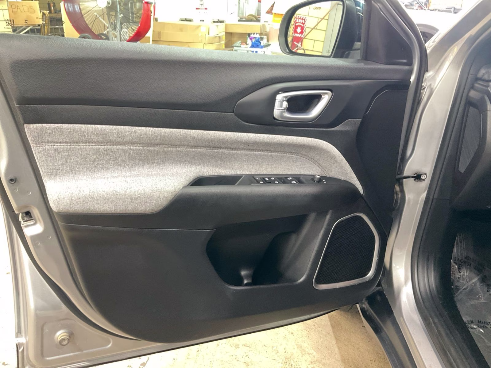 2023 Billet Silver Metallic Clearcoat Jeep Compass Latitude Lux 4X4 SUV