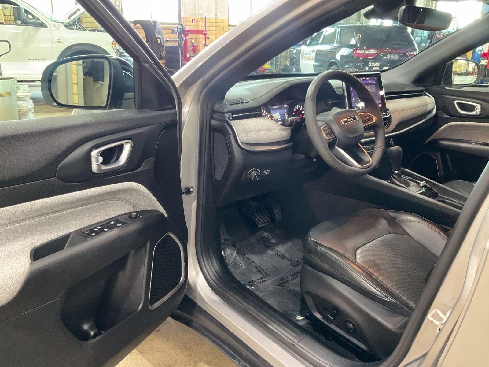 2023 Billet Silver Metallic Clearcoat Jeep Compass Latitude Lux 4X4 SUV
