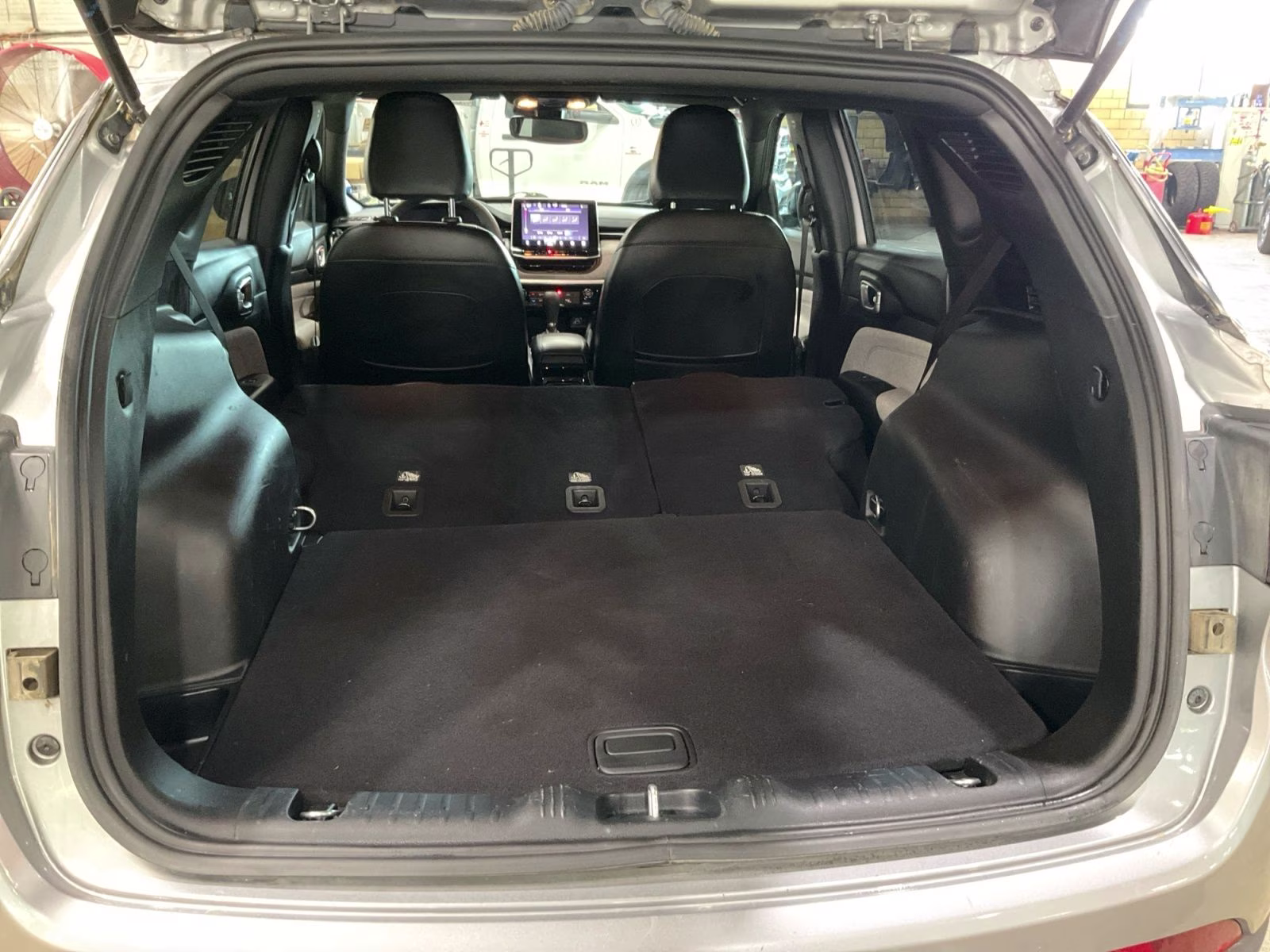2023 Billet Silver Metallic Clearcoat Jeep Compass Latitude Lux 4X4 SUV