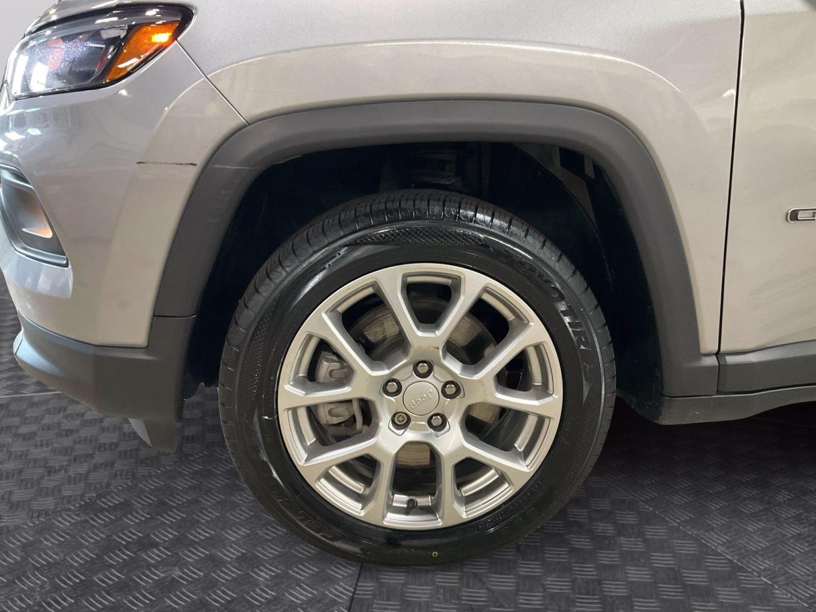 2023 Billet Silver Metallic Clearcoat Jeep Compass Latitude Lux 4X4 SUV