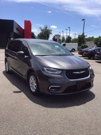 2023 Granite Crystal Metallic Clearcoat Chrysler Pacifica Touring L FWD Van