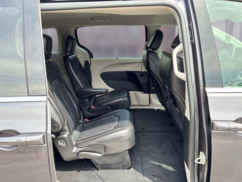 2023 Granite Crystal Metallic Clearcoat Chrysler Pacifica Touring L FWD Van