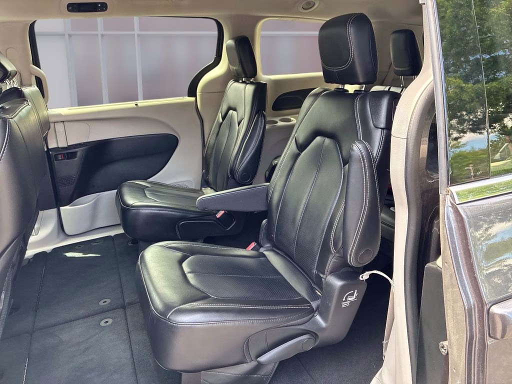 2023 Granite Crystal Metallic Clearcoat Chrysler Pacifica Touring L FWD Van