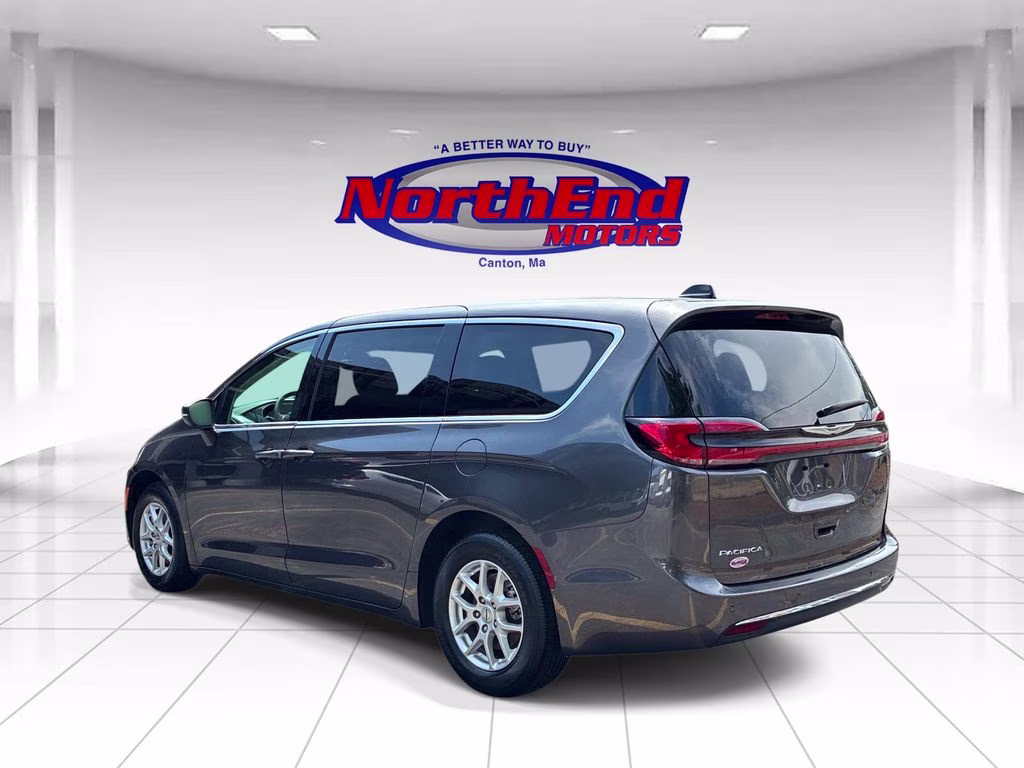 2023 Granite Crystal Metallic Clearcoat Chrysler Pacifica Touring L FWD Van
