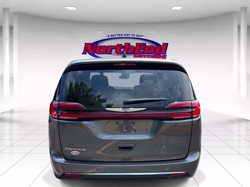 2023 Granite Crystal Metallic Clearcoat Chrysler Pacifica Touring L FWD Van