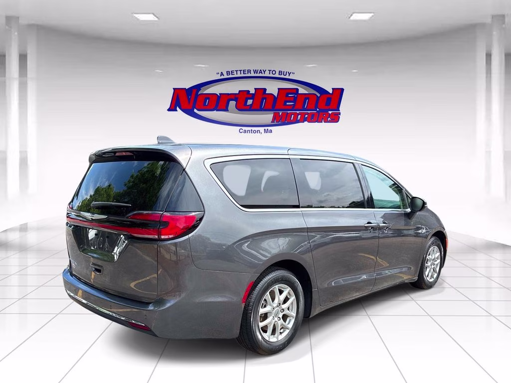 2023 Granite Crystal Metallic Clearcoat Chrysler Pacifica Touring L FWD Van