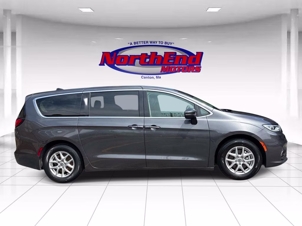 2023 Granite Crystal Metallic Clearcoat Chrysler Pacifica Touring L FWD Van