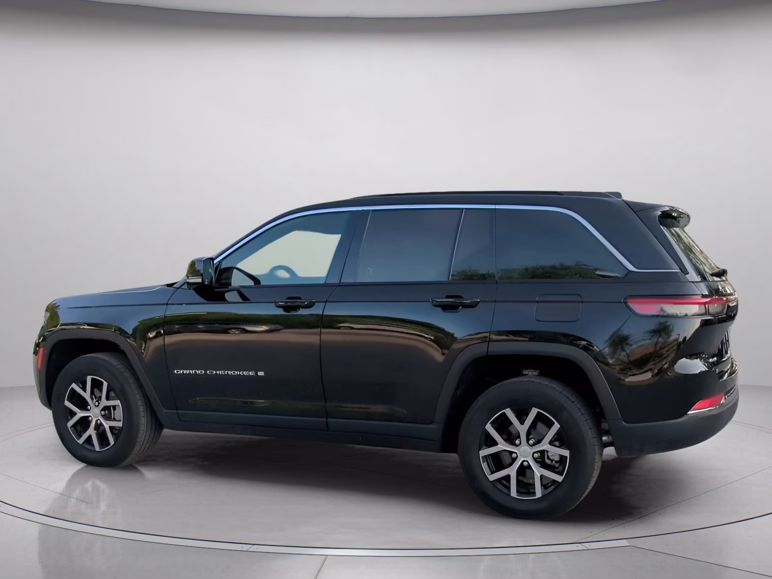 2025 Diamond Black Crystal Pearlcoat Jeep Grand Cherokee Limited 4X4 SUV