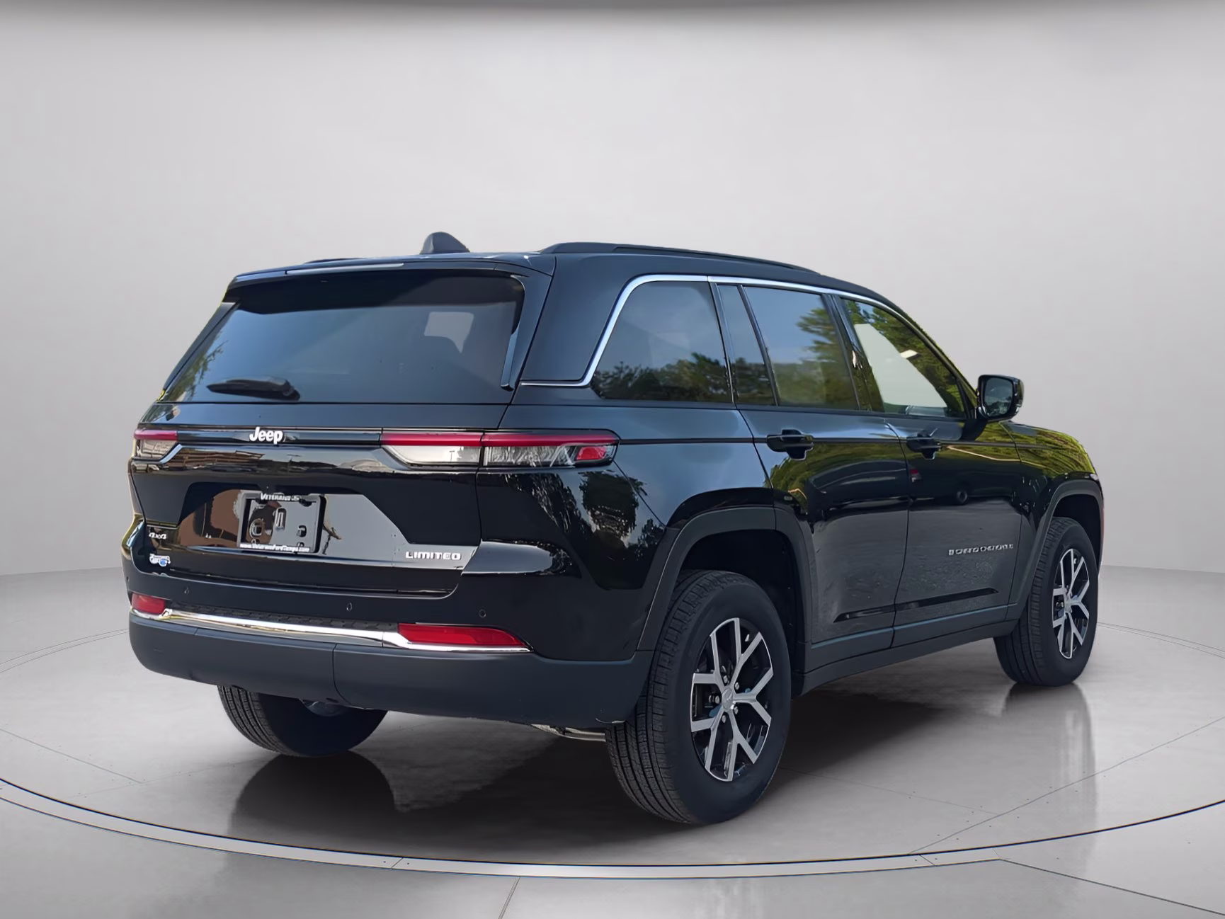 2025 Diamond Black Crystal Pearlcoat Jeep Grand Cherokee Limited 4X4 SUV