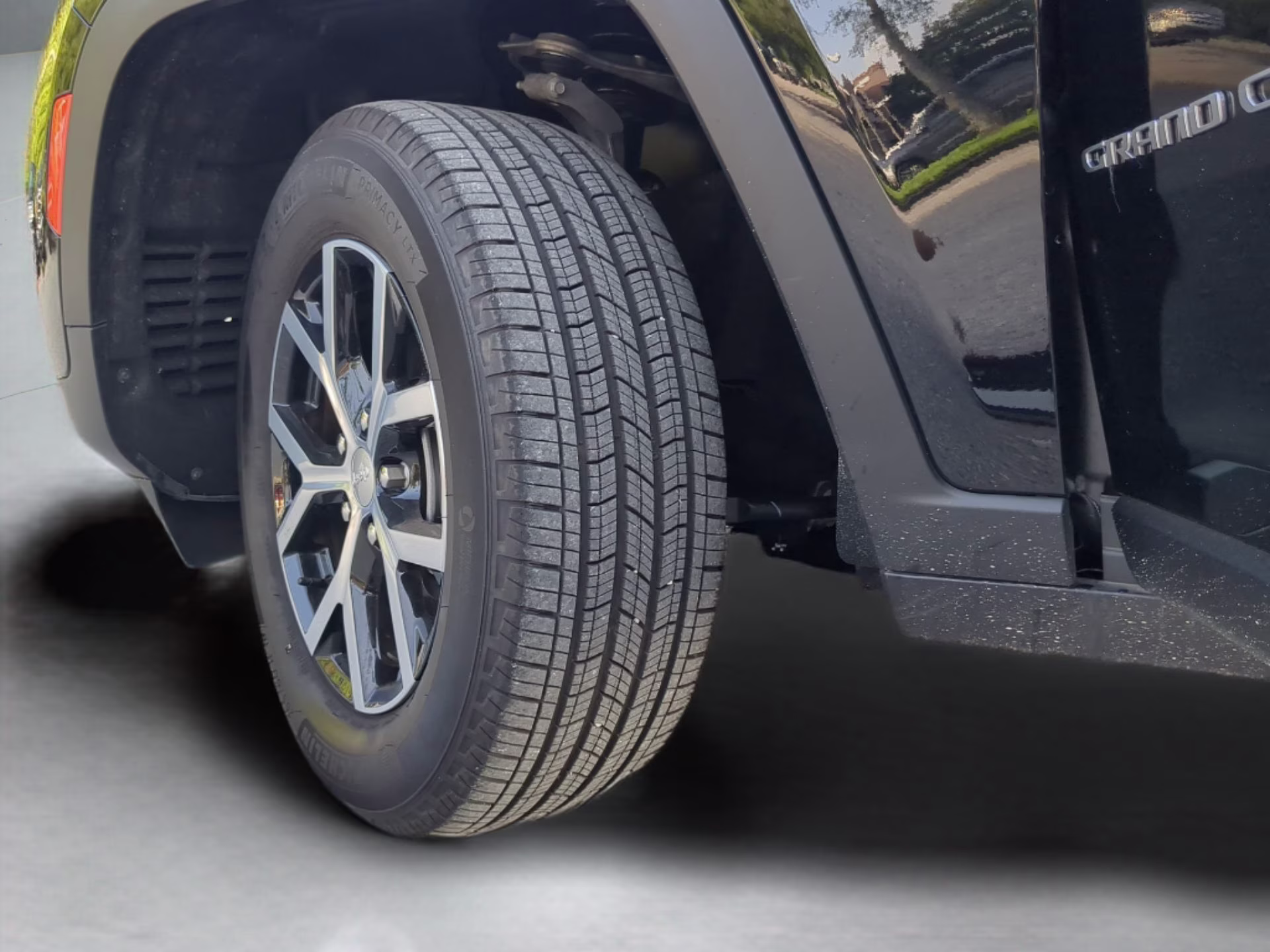 2025 Diamond Black Crystal Pearlcoat Jeep Grand Cherokee Limited 4X4 SUV