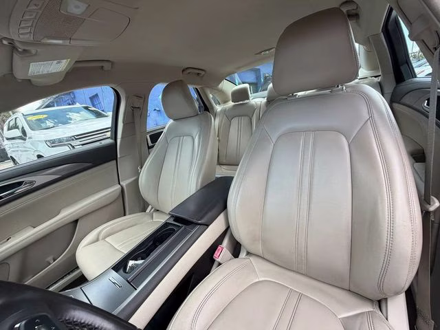 2019 White Platinum Clearcoat Metallic Lincoln MKZ Standard FWD Sedan
