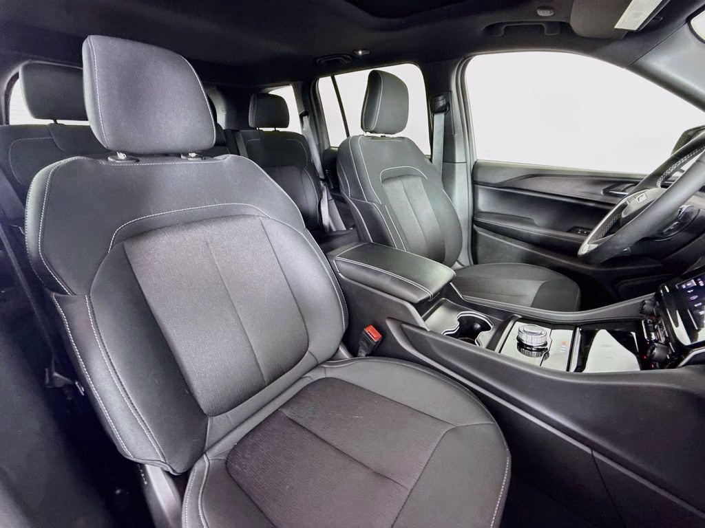 2025 Diamond Black Crystal Pearlcoat Jeep Grand Cherokee Laredo X 4X4 SUV
