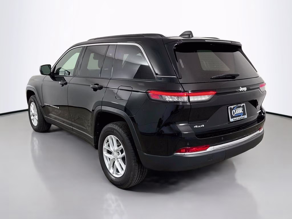 2025 Diamond Black Crystal Pearlcoat Jeep Grand Cherokee Laredo X 4X4 SUV