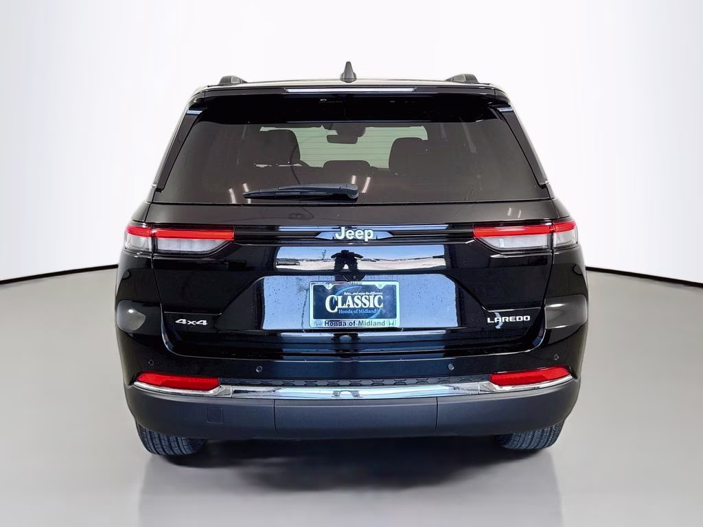 2025 Diamond Black Crystal Pearlcoat Jeep Grand Cherokee Laredo X 4X4 SUV