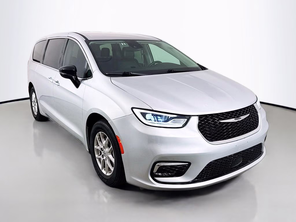 2024 Chrysler Pacifica Touring L's photo