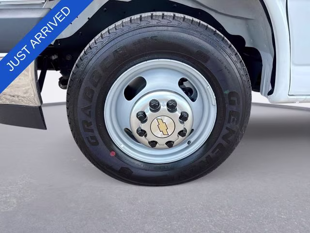 2026 Summit White Chevrolet Express Cutaway 3500 1WT RWD Long Wheelbase