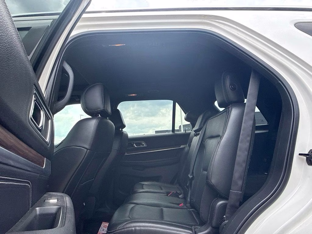 2016 White Platinum Metallic Tri-Coat Ford Explorer Limited 4X4 SUV