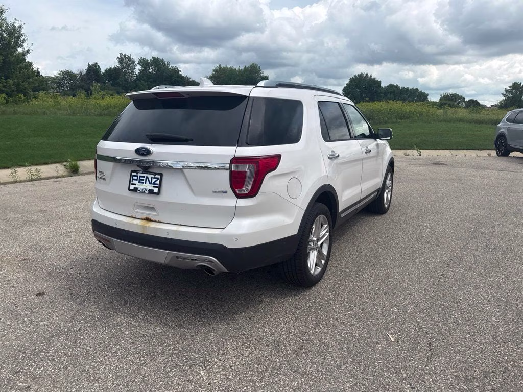 2016 White Platinum Metallic Tri-Coat Ford Explorer Limited 4X4 SUV