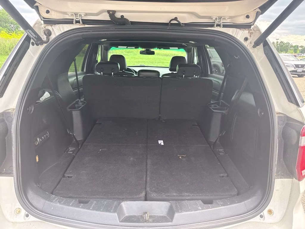 2016 White Platinum Metallic Tri-Coat Ford Explorer Limited 4X4 SUV
