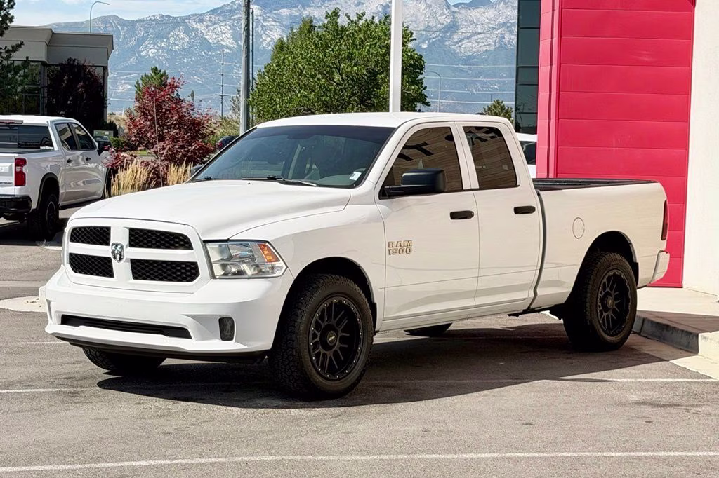 2017 Bright White Clearcoat Ram 1500 Express 4X4 Truck