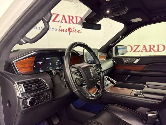 2019 White Lincoln Navigator Reserve 4X4 SUV