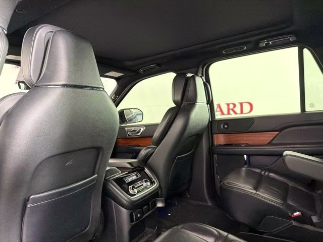 2019 White Lincoln Navigator Reserve 4X4 SUV