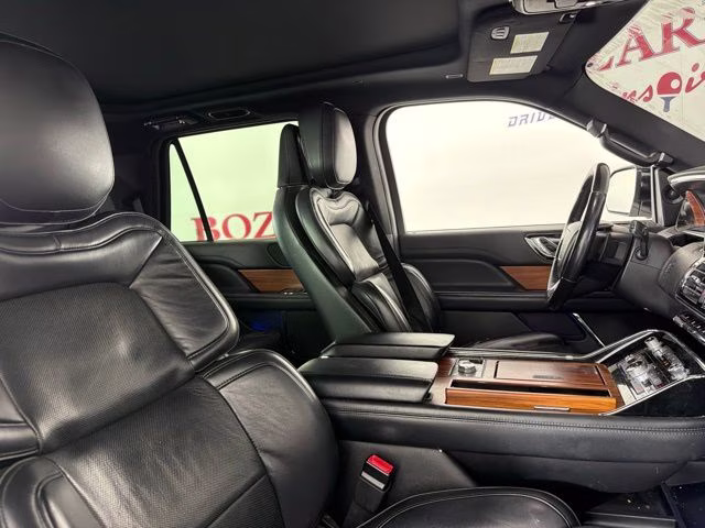 2019 White Lincoln Navigator Reserve 4X4 SUV