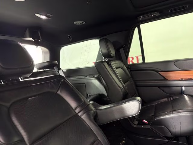2019 White Lincoln Navigator Reserve 4X4 SUV