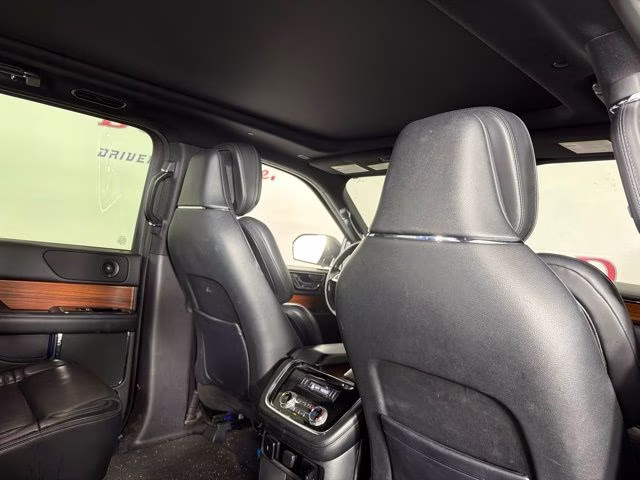 2019 White Lincoln Navigator Reserve 4X4 SUV