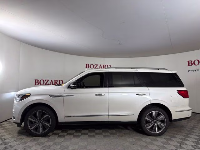 2019 White Lincoln Navigator Reserve 4X4 SUV