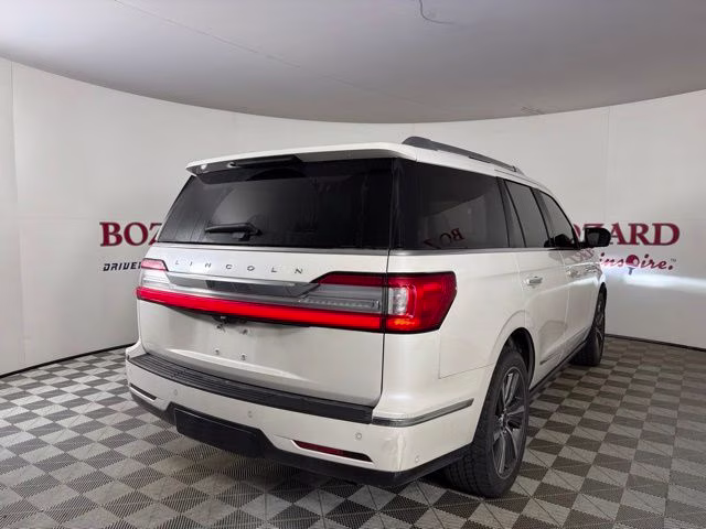 2019 White Lincoln Navigator Reserve 4X4 SUV