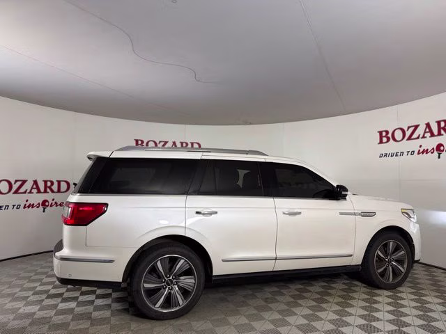 2019 White Lincoln Navigator Reserve 4X4 SUV