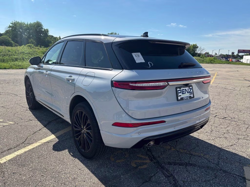 2025 Crystal White Metallic Clearcoat Lincoln Corsair Reserve AWD SUV