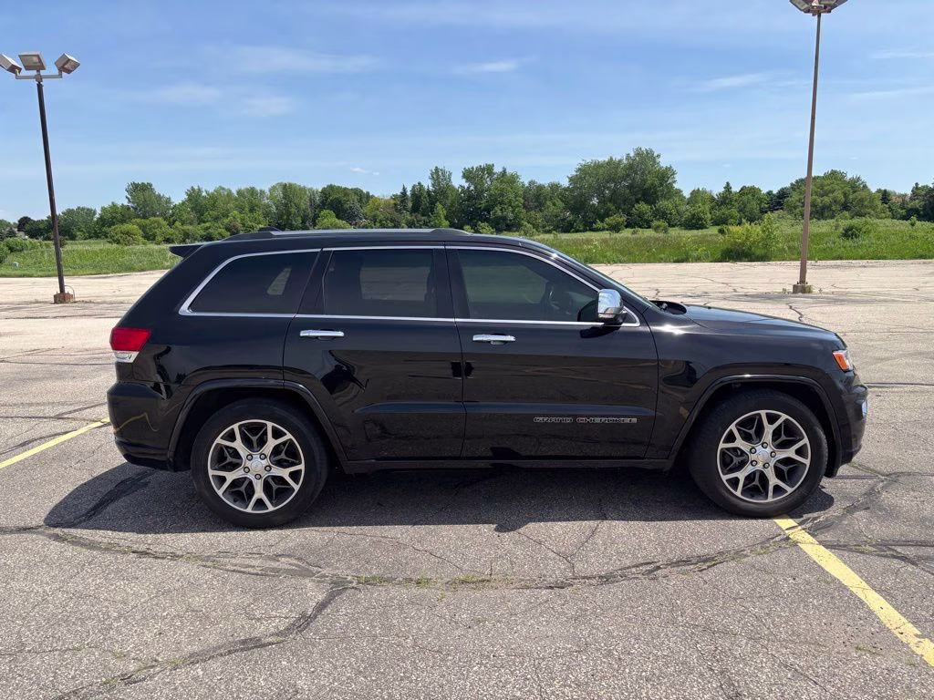 2021 Diamond Black Crystal Pearlcoat Jeep Grand Cherokee Overland 4X4 SUV