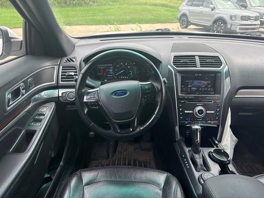 2016 White Platinum Metallic Tri-Coat Ford Explorer Limited 4X4 SUV